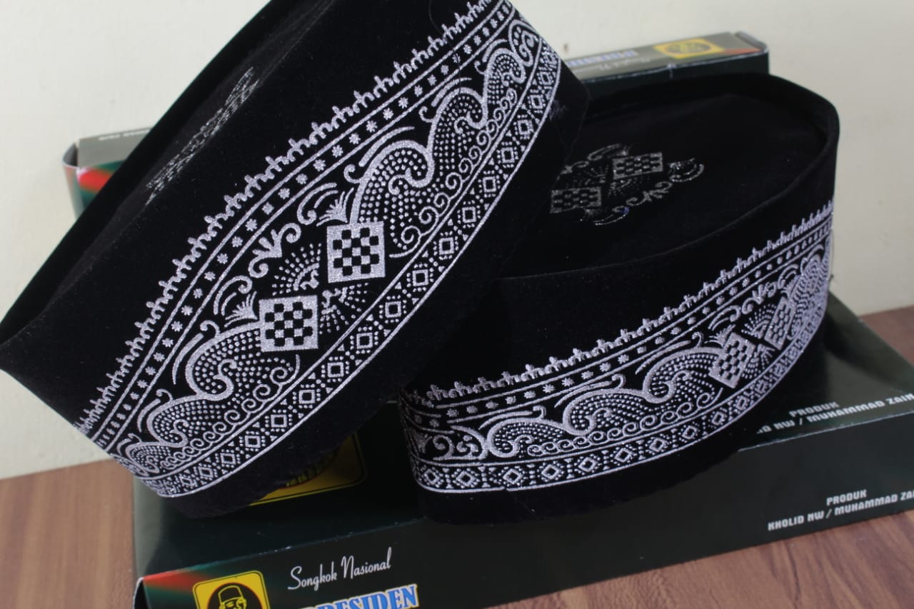 PROMO TERMURAH Peci kopiah songkok NASIONAL hitam Beludru motif warna SILVER-peci batik sablon warna SILVER bahan halus nyaman dan berkualitas-bisa bayar ditempat PROMO TERMURAH Peci kopiah songkok NASIONAL hitam Beludru motif warna SILVER-peci batik sablon warna SILVER bahan halus nyaman dan berkualitas-bisa bayar ditempat