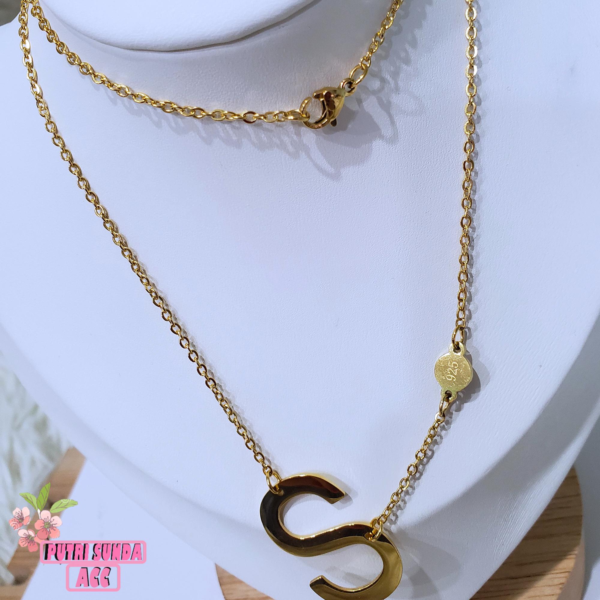 Kalung Titanium Alfabet A-Z UBS 925 Cantik Anti Luntur Fashionable Putri Sunda Acc - Gold Kalung Titanium Alfabet A-Z UBS 925 Cantik Anti Luntur Fashionable Putri Sunda Acc - Gold