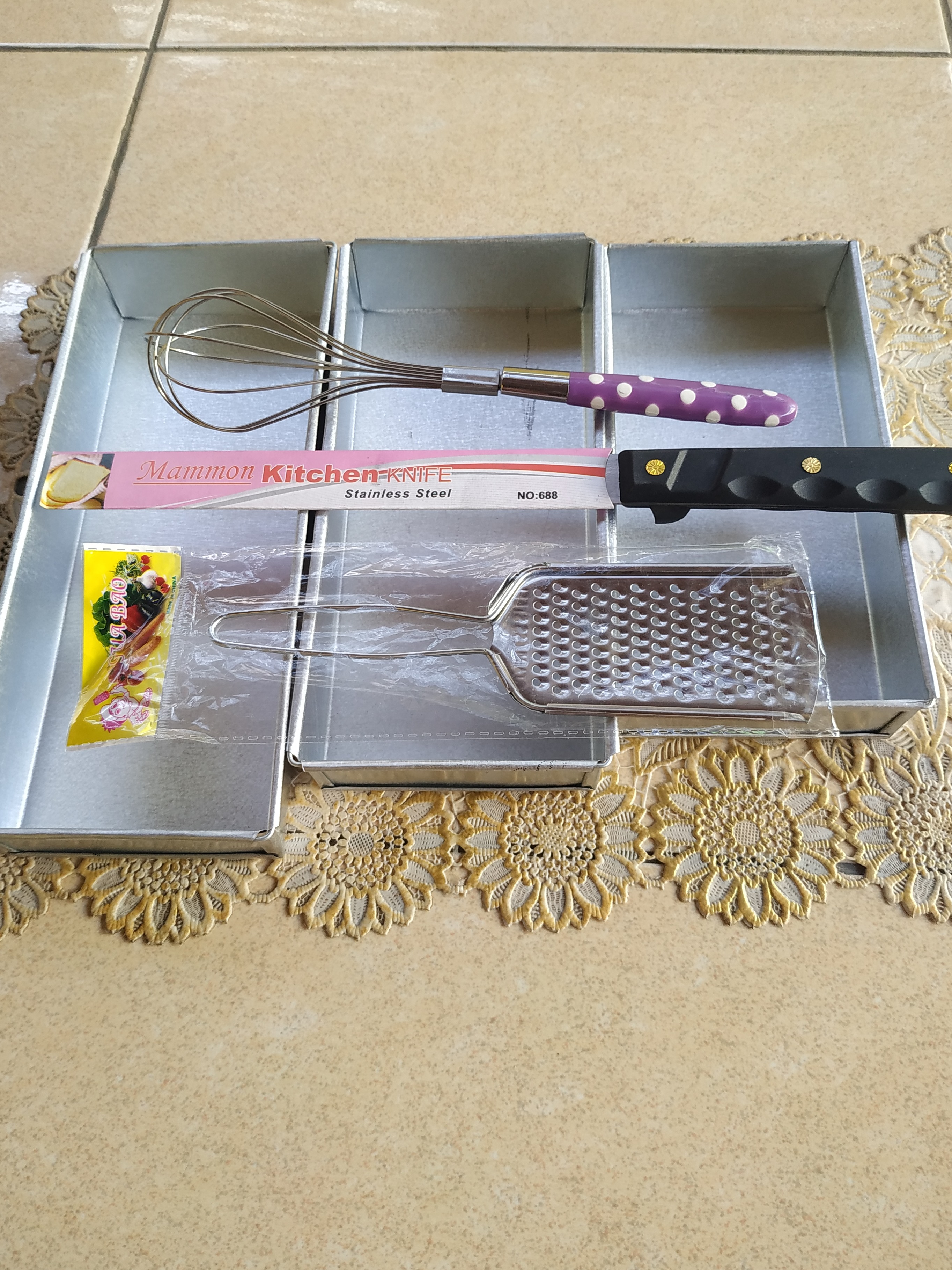 cetakan kue bolu brownies 1 set isi 3 pcs/1 pcs parudan keju/1pcs kocokan telur/1 pcs pisau kitchen cetakan kue bolu brownies 1 set isi 3 pcs/1 pcs parudan keju/1pcs kocokan telur/1 pcs pisau kitchen