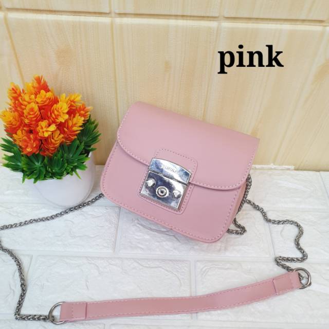 TAS SELEMPANG FUR-LA/SELEMPANG WANITA/100% IMPORT/BISA COD/ukr 165x13x8 TAS SELEMPANG FUR-LA/SELEMPANG WANITA/100% IMPORT/BISA COD/ukr 165x13x8