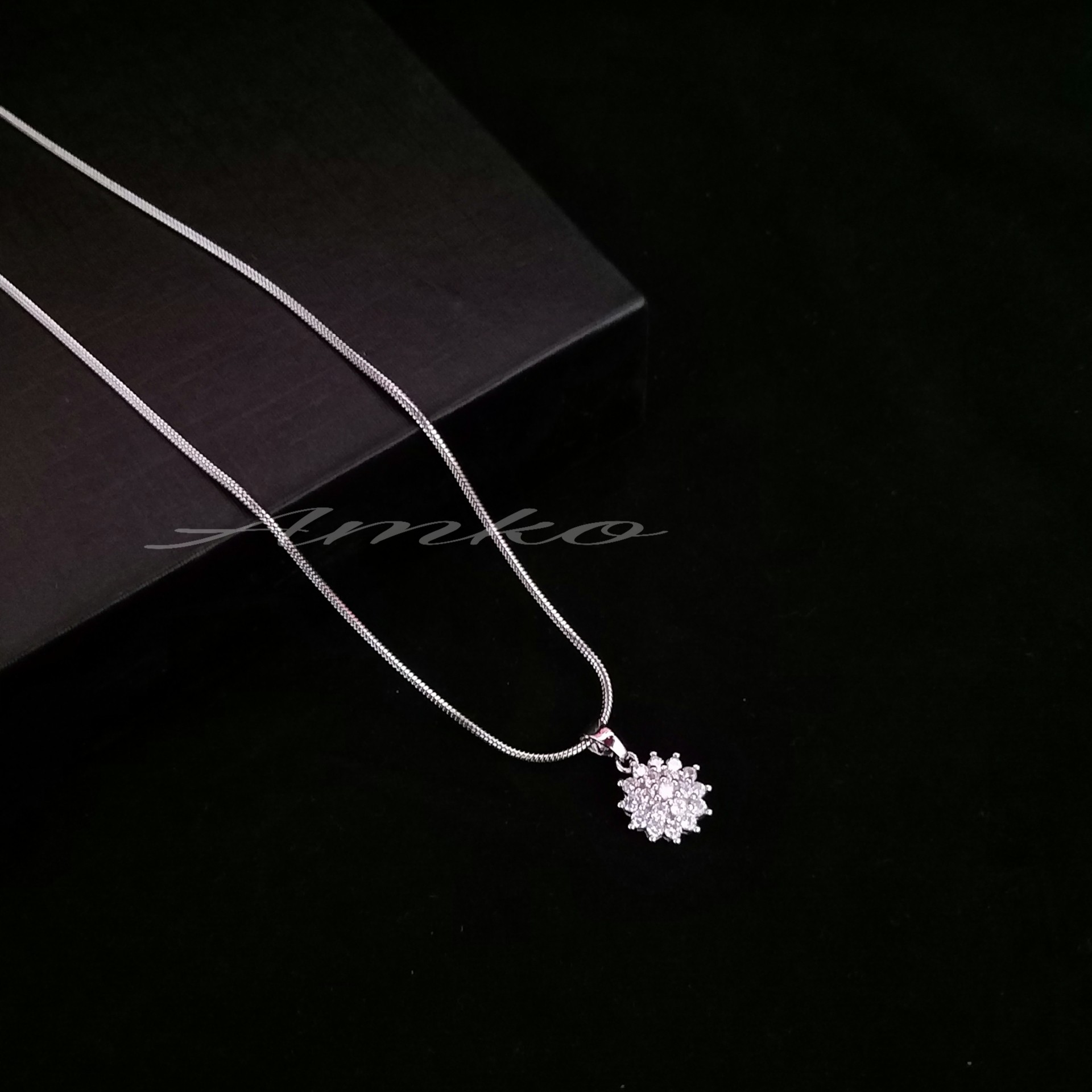 QUEEN Kalung Wanita Lion Titanium Xuping Anti Karat Dan Luntur Women Import QUEEN Kalung Wanita Lion Titanium Xuping Anti Karat Dan Luntur Women Import