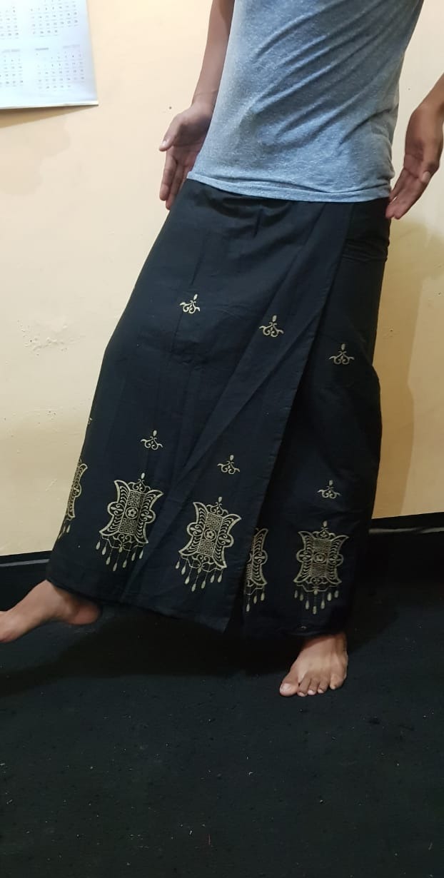 celana sarung pintu aceh hitam printing emas halus dan tidak luntur/sarung celana dewasa/celana sarung pria muslim/sarung santri/celana sarung dewasa celana sarung pintu aceh hitam printing emas halus dan tidak luntur/sarung celana dewasa/celana sarung pria muslim/sarung santri/celana sarung dewasa