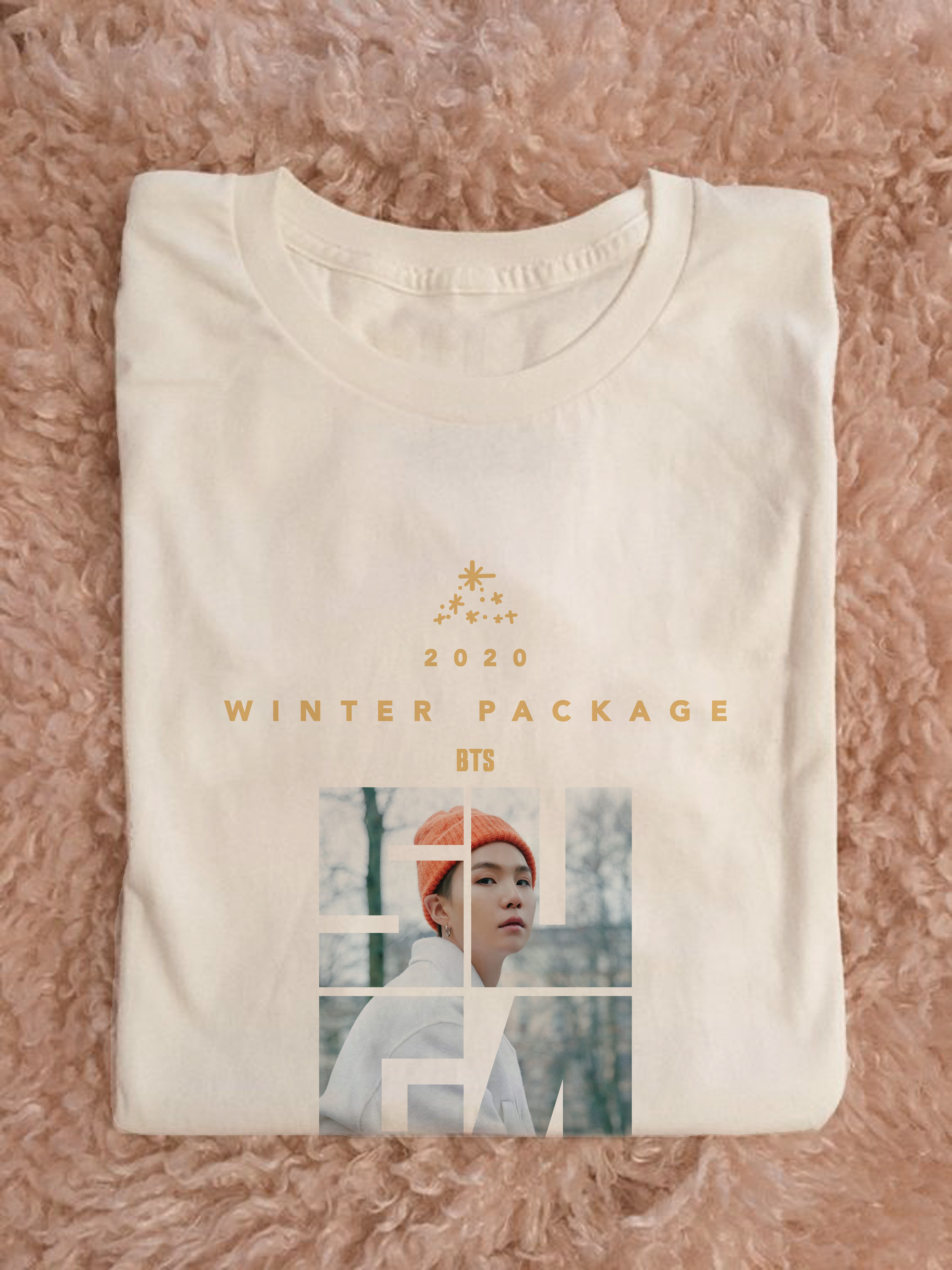 Coba Tebak- Kaos BTS Suga Winter Package Photo 2020 Coba Tebak- Kaos BTS Suga Winter Package Photo 2020