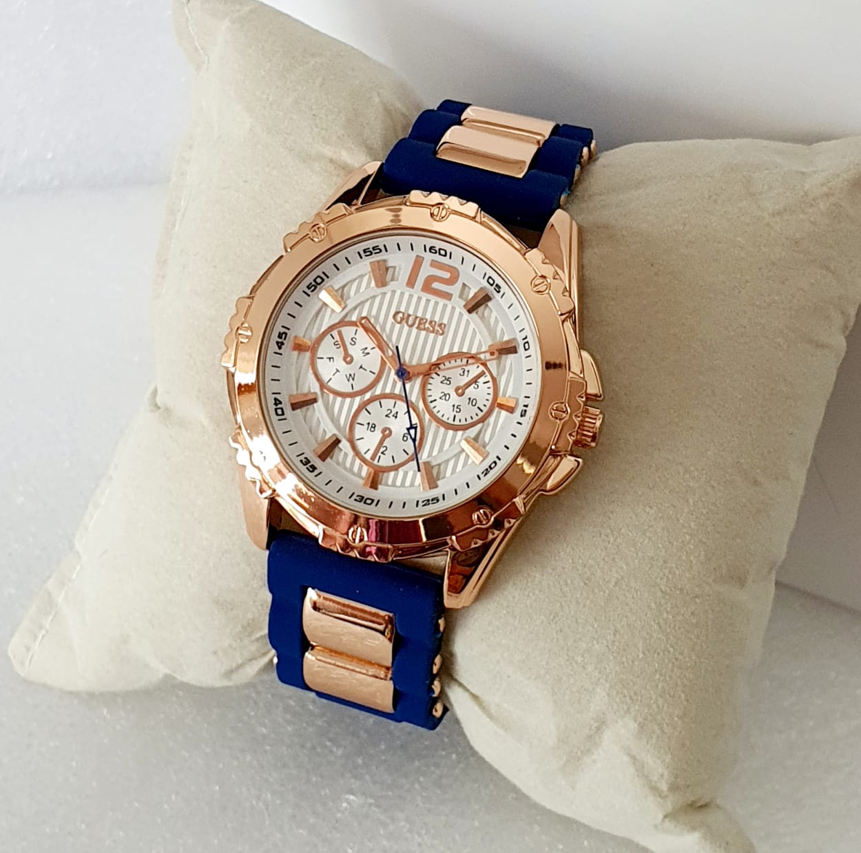 GUESSS JAM TANGAN WANITA TANGGAL AKTIF TALI KARET / JAM TANGAN FASHION / KASUAL WANITA TANGGAL AKTIF TALI KARET GUESSS JAM TANGAN WANITA TANGGAL AKTIF TALI KARET / JAM TANGAN FASHION / KASUAL WANITA TANGGAL AKTIF TALI KARET