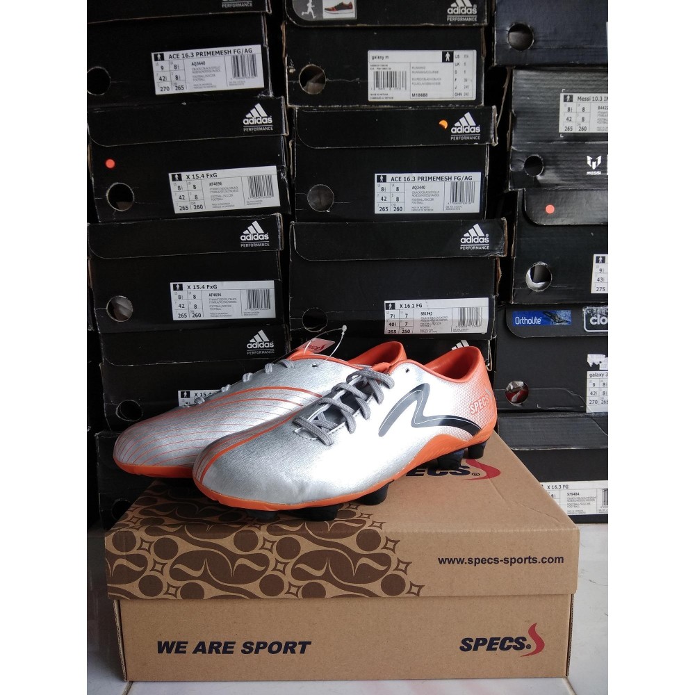 Sepatu Bola Specs Accelerator Bafana FG Silver