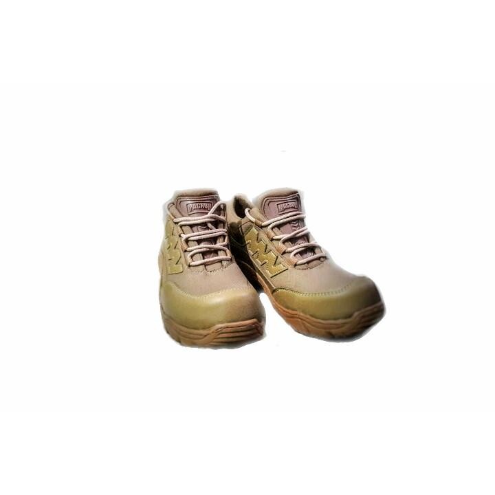 Sepatu safety semi boots Magnum
