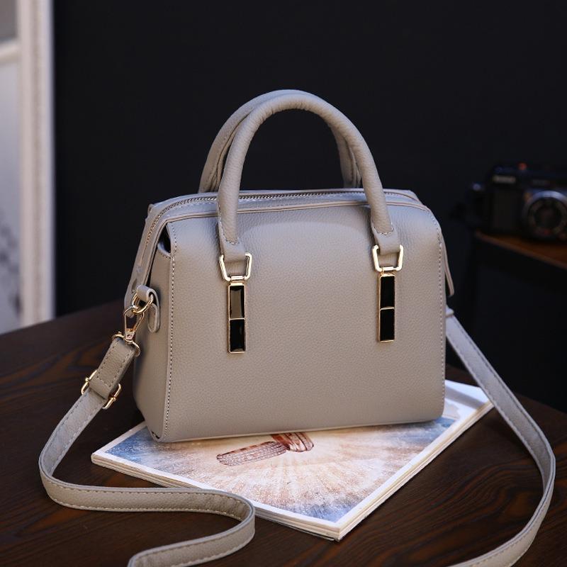 MV_MARVELOUZ Tas Fashion Tas Wanita Tas cewek tas import Tas Korea tas batam tas kosmetik tas ransel tas selempang sling bag tas mini tas pom-pom B01631