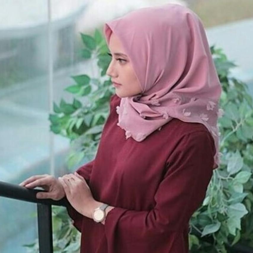 Maula Hijab Jilbab Square Kerudung Segiempat Kombinasi Katun dan Linen Ruby / Rubiah