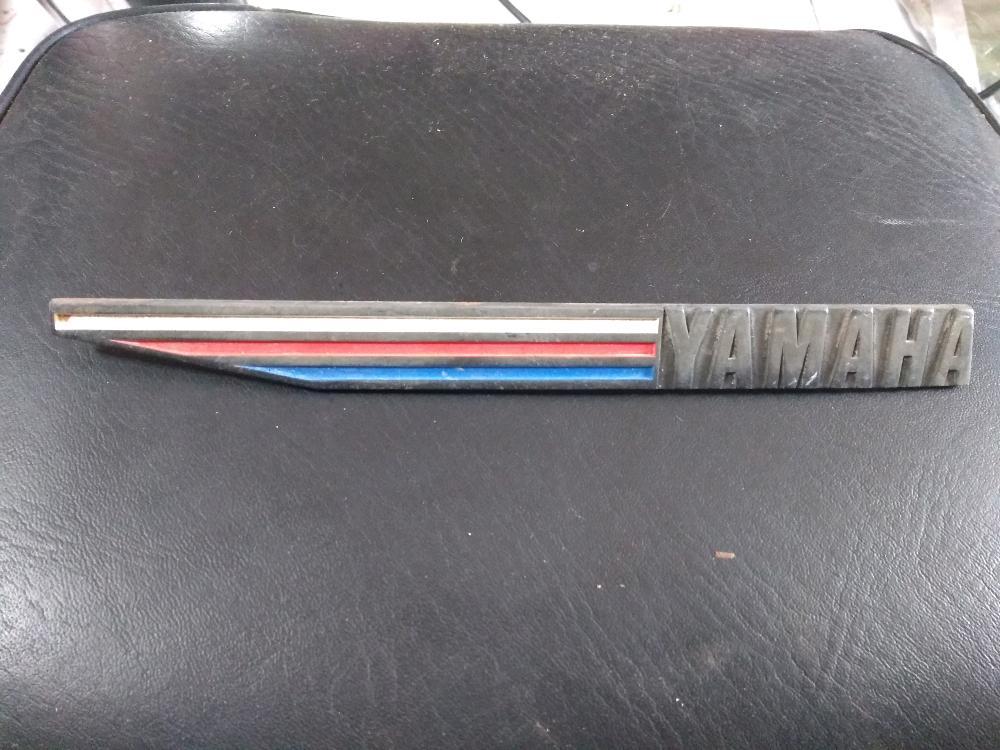 Emblem Cover Ekor Yamaha V75 Bagian Kanan Orisinil Seken