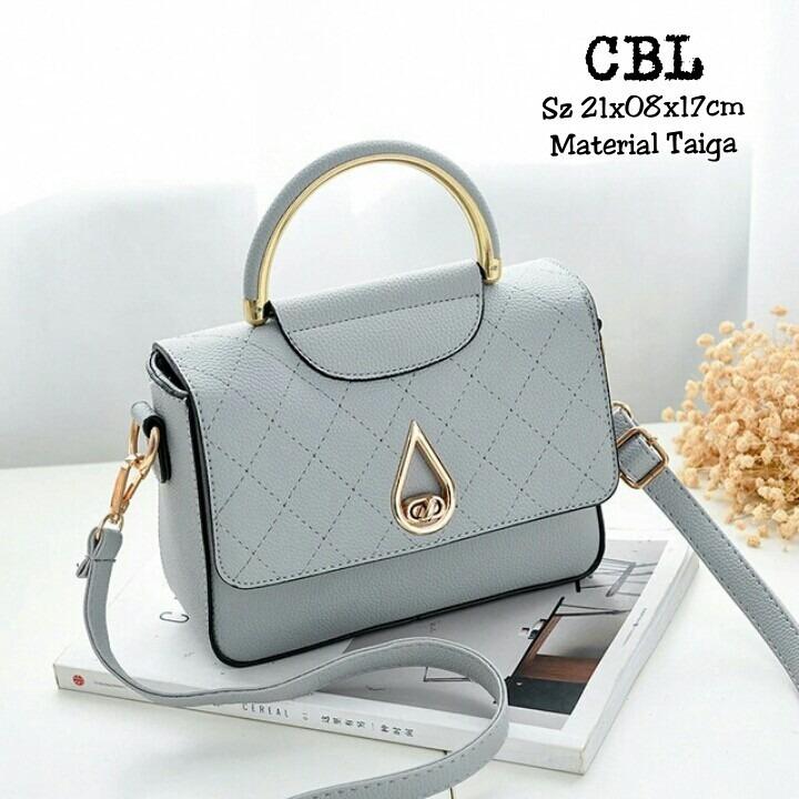 TAS SELEMPANG WANITA MINI TERBARU DAN MURAH / TAS KOREA Material : Taiga Produk Lokal / Handmade Cocok digunakan untuk remaja dan wanita Kemiripan Gambar 85 % - 95 % Trendy Outfit TIDAK TERMASUK AKSESORIS (BANDUL/BONEKA) GOOD QUALITY