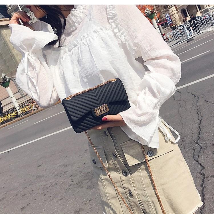 Tas Fashion Jelly Matte Mini Bag Import Free Boneka Dan Syal Jely Rantai Goll Selempang Motif V High Quality Import Januari 2019 - 2 Tas Fashion jelly matte mini bag import free boneka dan syal jely rantai goll selempang motif v high quality import - 2