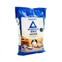 tepung terigu 1kg segitiga biru CAKRA KEMBAR PREMIUM LENCANA MERAH SEGITIGA BIRU 500 GR SIIP 1KG