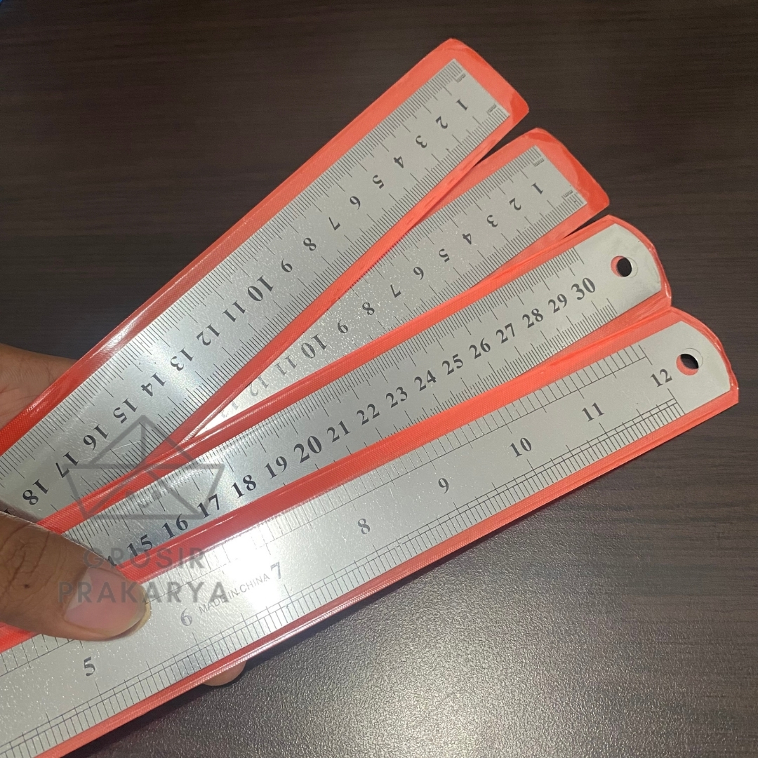 Penggaris Besi Panjang 30cm Bahan Stainless Steel Berkualitas Kuat Pengukur Garisan Ruler Mistar Skala Jidar 30 cm Alat Bantu Ukur Ukuran m dm mm Kertas Paper Karton Perlengkapan Sekolah Kantor Tulis ATK Prakarya Kerajinan Craft Crafting Art Seni Kesenian