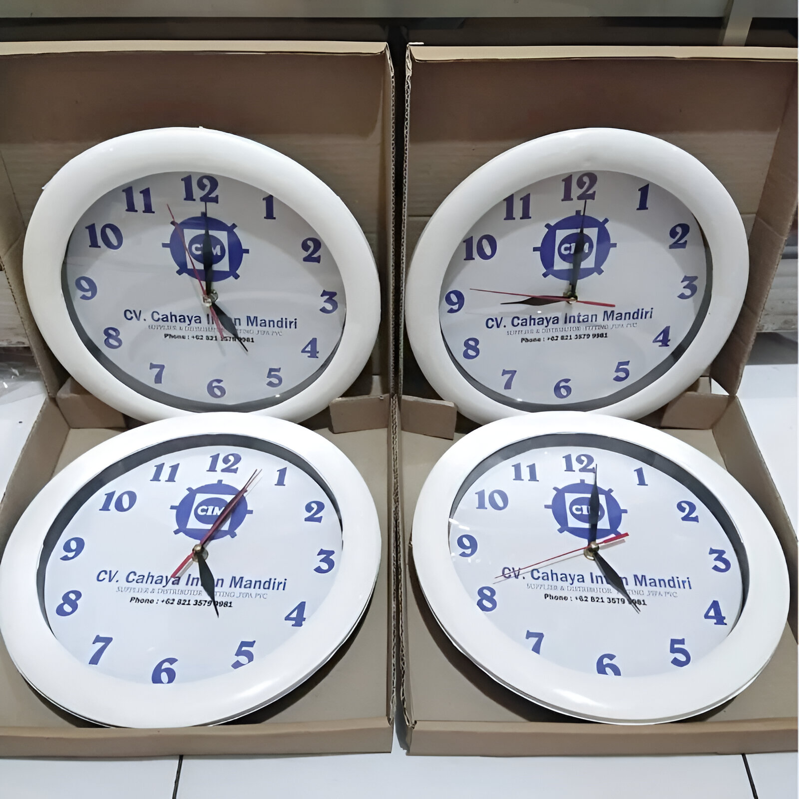 Jam Dinding Custom Foto Sendiri / Nama Tulisan / Logo Instansi Wedding Wisuda Ultah Bebas Desain – Jam Dinding Diameter 30CM Souvenir Gift Kantor