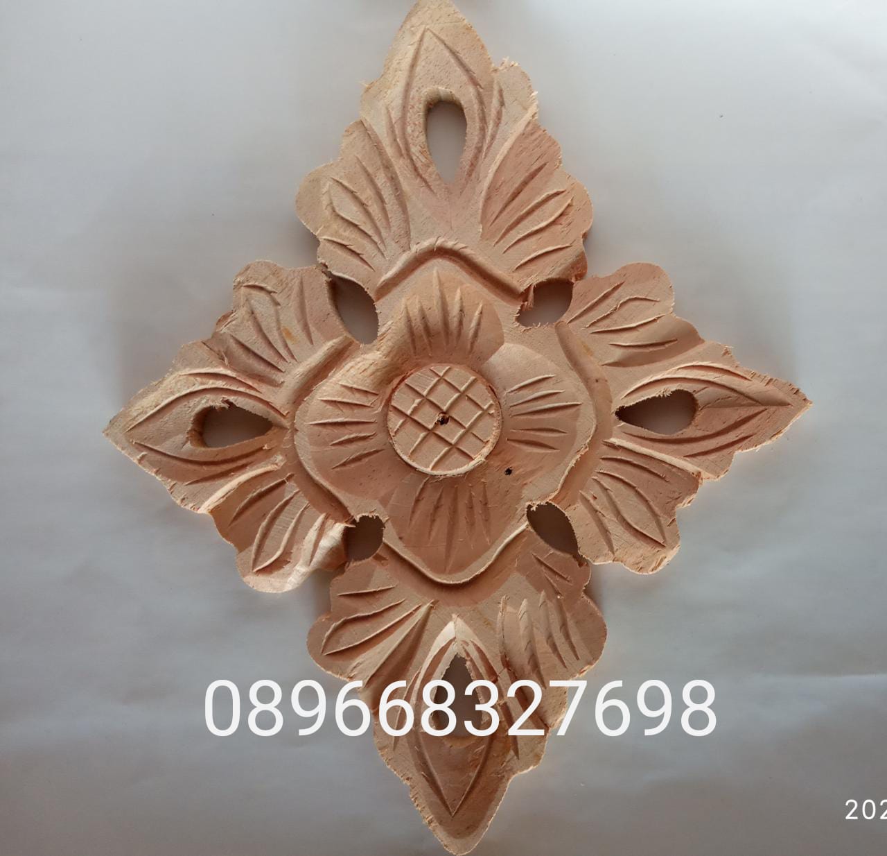 Ornamen Ukiran Jepara Tempel Motif Semanggi Bahan Kayu Mahoni Ukuran 20x15 cm