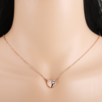 Baru Desain Kepribadian Fashion Cinta Cross Rantai Peach Jantung Kecil Liontin Kunci dengan Berlian Kalung Wanita