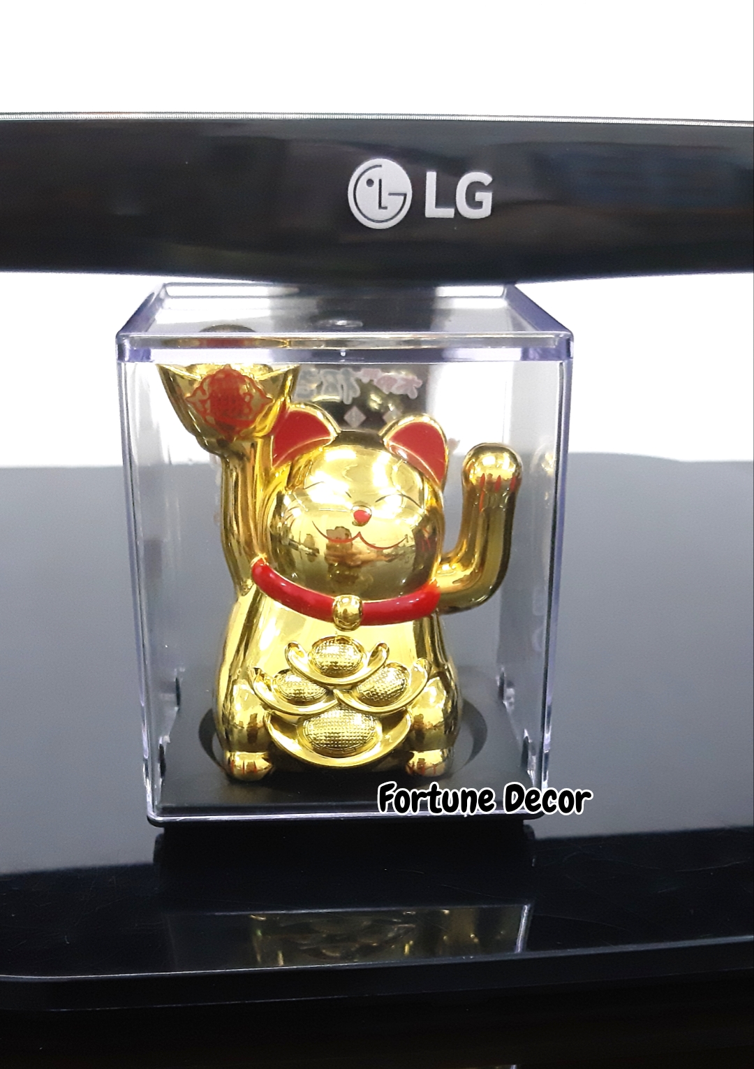 Patung pajangan kucing hoki fengshui solar lucky cat warna emas tangan goyang