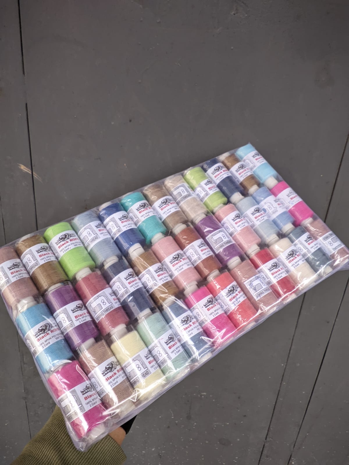 𝐀𝐒𝐃𝐄𝐒 - Benang jahit warna putih dan hitam 500 yard 1 lusin