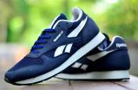 SEPATU PRIA REEBOK CLASSIC RUNNING NAVY WHITE PUTIH