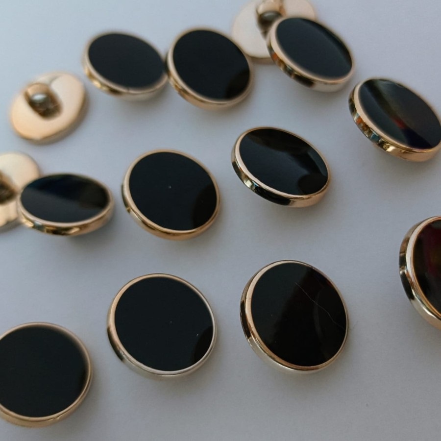 12 Pcs Kancing mutiara datar hitam list emas dan hitam list silver 18 mm / 21 mm