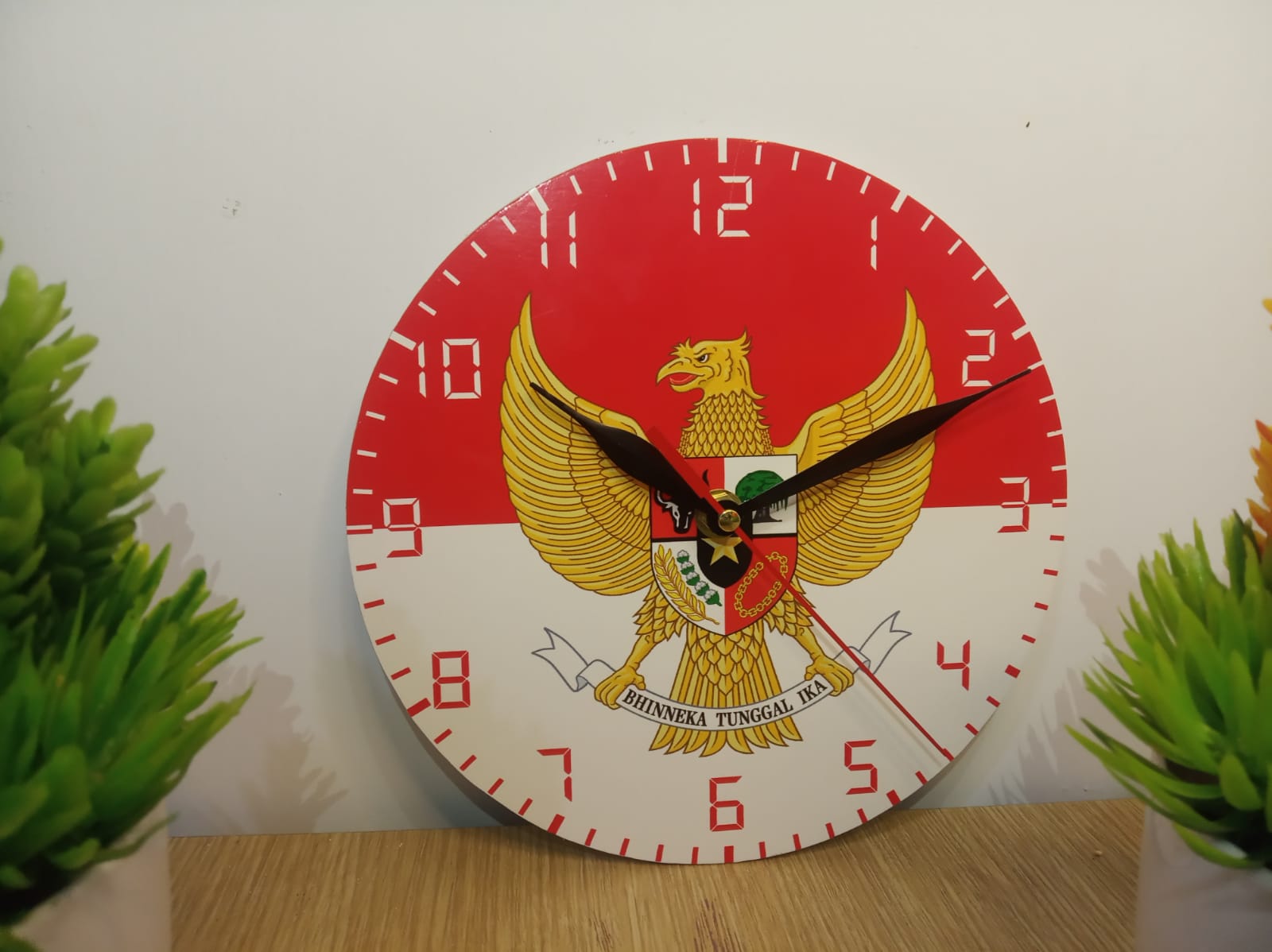JAM DINDING KAYU GAMBAR GARUDA