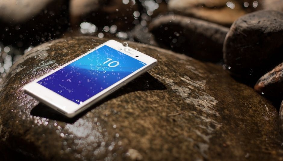 Xperia M4 Aqua yang kedap air diperlihatkan dalam tempat yang basah