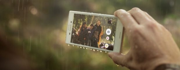 Seseorang sedang melihat-lihat foto di Xperia M4 Aqua