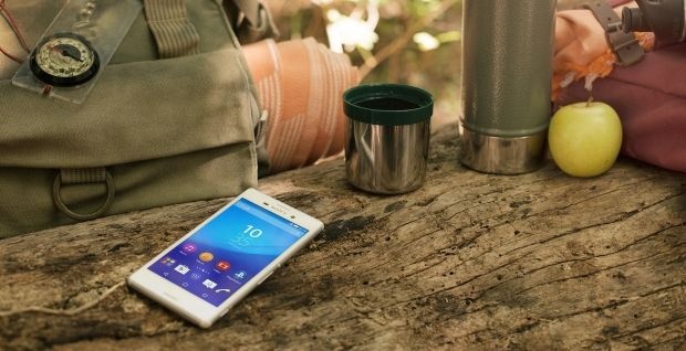 Seseorang sedang memeriksa Xperia M4 Aqua saat mengawali hari