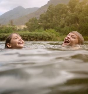 Seseorang sedang menggunakan aplikasi peta di Xperia M4 Aqua
